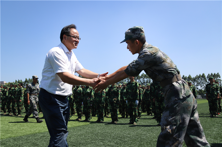 20190917 张华荣院长与教官握手慰问 苏曼雨摄.jpg