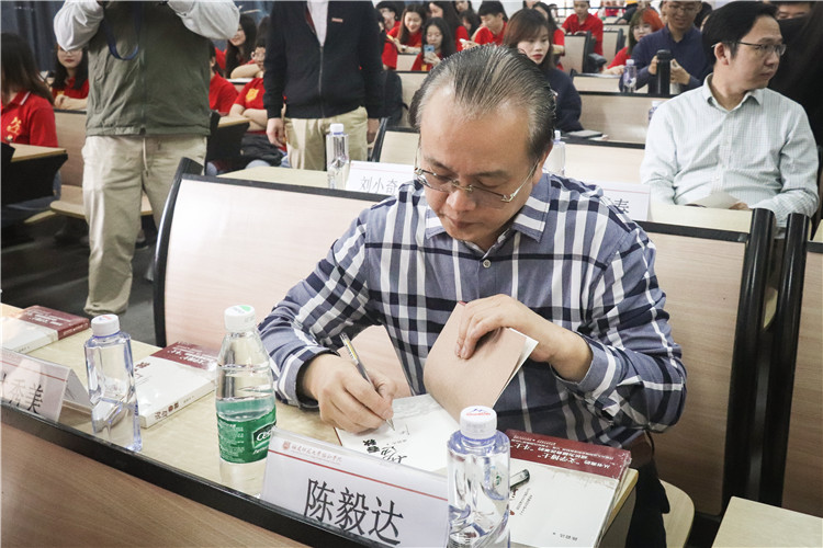 20190419陈毅达长篇小说《海边春秋》创作分享会 黄津摄 (4).jpg