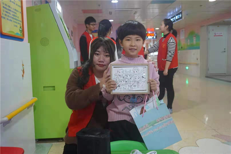 小朋友和志愿者合影.jpg