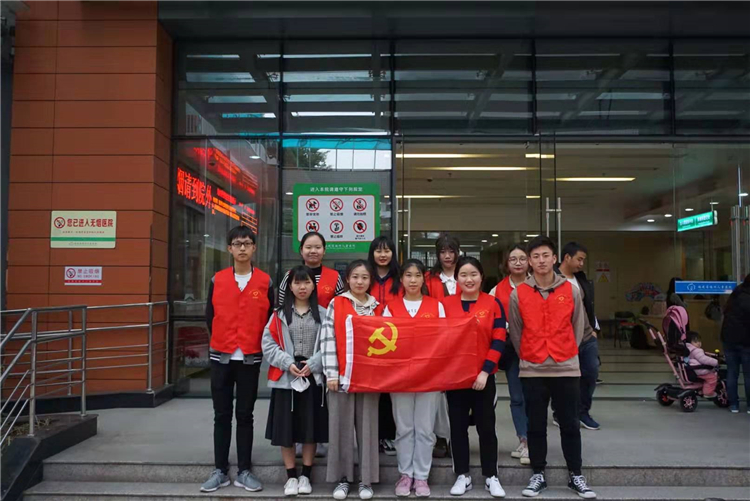 支部成员在儿童医院的合影.jpg