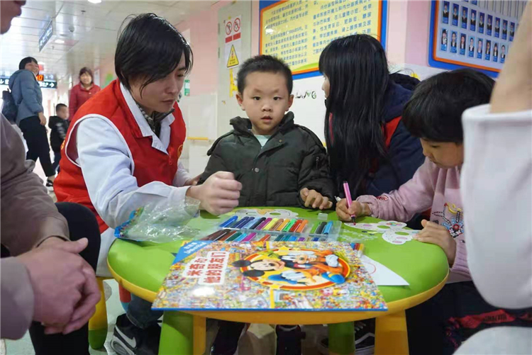 学前专业的学生陪伴孩子们diy面具.jpg
