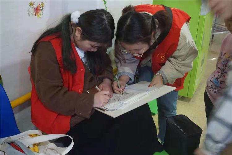 动画专业的学生为孩子们现场作画.jpg