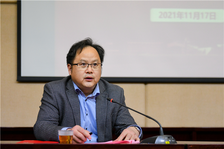 20211117《理想照耀中国——福建红色文化资源优势》专题讲座 张华荣院长进行开场主持 杨竞雯摄 (2).jpg