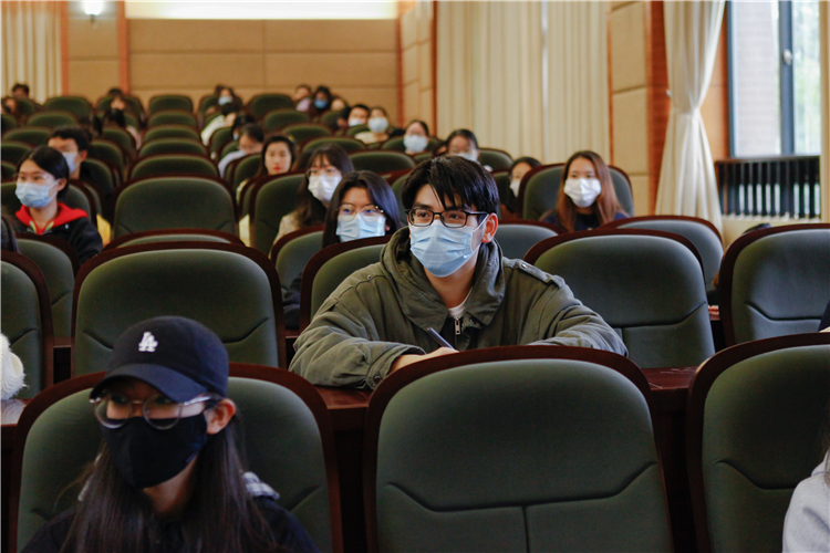 20211117《理想照耀中国——福建红色文化资源优势》专题讲座 同学认真听讲 刘梦卿摄.jpg