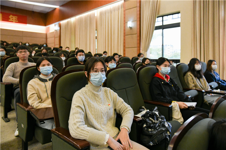 20211117《理想照耀中国——福建红色文化资源优势》专题讲座 同学认真听讲 杨竞雯摄 (3).jpg