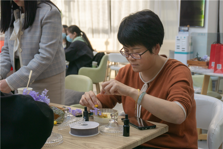 20220311“‘蜡’样芬芳,‘香’约行政”主题活动 杨林香副院长 杨业伟摄 (2).jpg