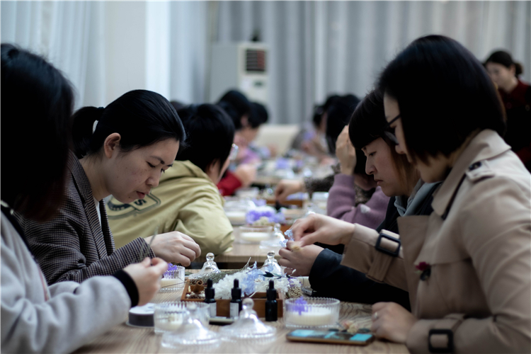 20220311“‘蜡’样芬芳,‘香’约行政”主题活动 制作过程3 谢欣洋摄 (1).jpg