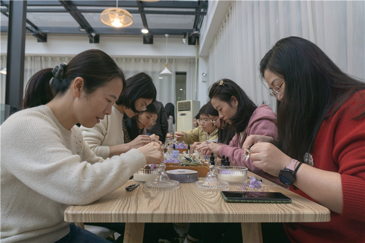 20220311“‘蜡’样芬芳,‘香’约行政”主题活动 体验者进行个性创作细节 杨业伟摄 (2).jpg