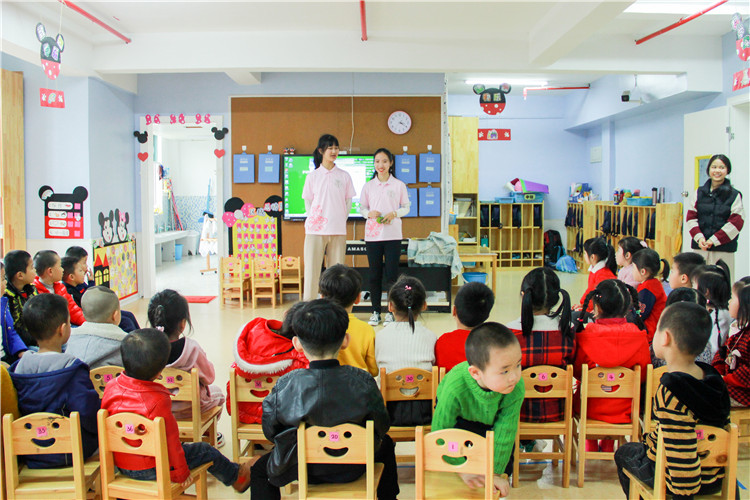 20181221学前教育幼儿园实践 邱迎银 同学们给小朋友上课.jpg
