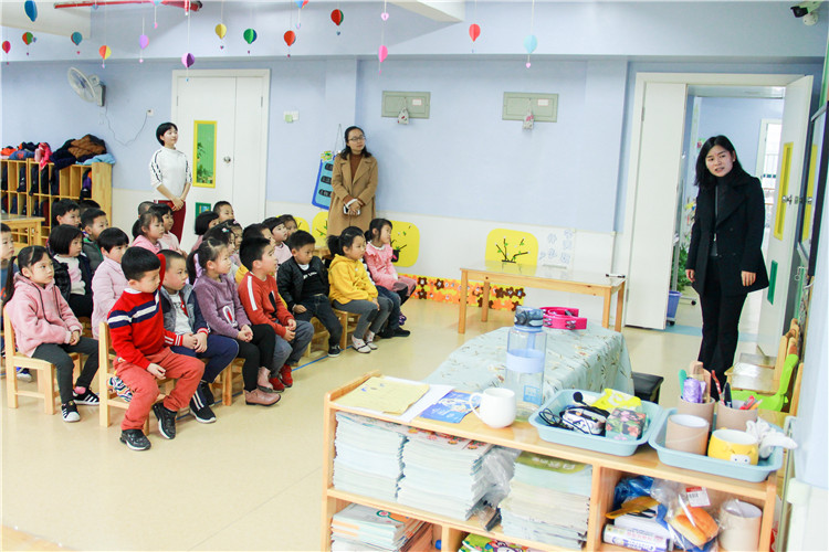 20181221学前教育幼儿园实践 邱迎银 符文征老师给小朋友们上课 (1).jpg