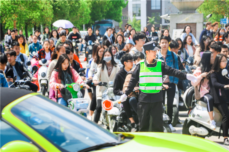 20180327 安保人员安排同学靠边等待 游慧娴摄.jpg