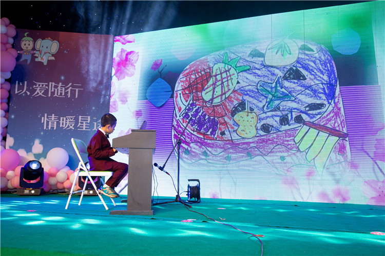 自闭症儿童用电子琴表演《送别》.jpg