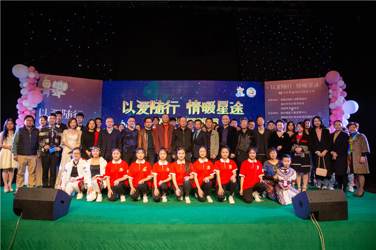 与会领导和晚会工作人员合影留念.jpg