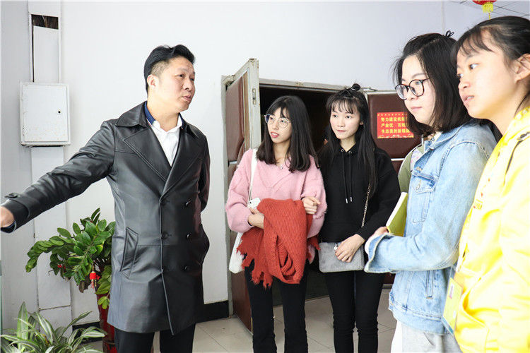 20180313 闽剧院长向学生介绍闽剧知识 范慧清摄.jpg