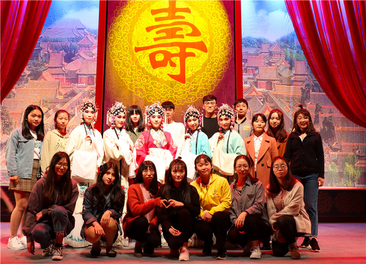 20180313 学生与出演闽剧的演员们合影留念 范慧清摄.jpg