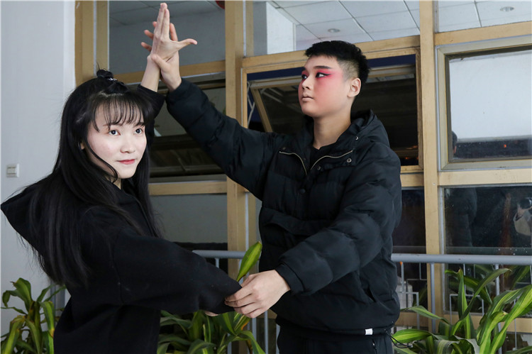 20180303 金融2班同学向闽剧演员学习剧中动作 林小毳摄 (2).JPG