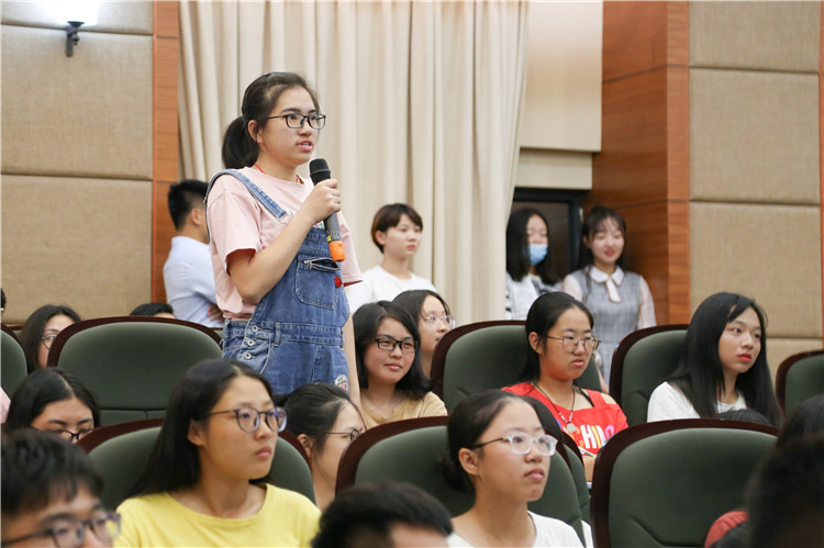 20180928 新生积极回答问题 赖希宁.JPG