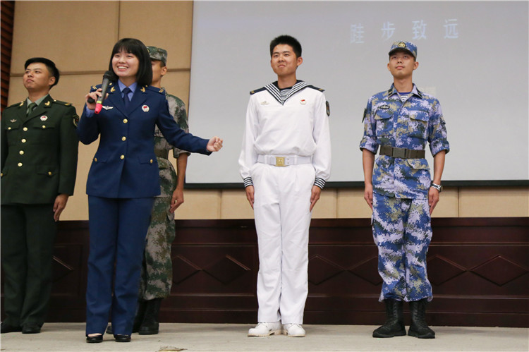 20180928 主讲人林晓敏为新生介绍军种和军装 赖希宁 (1).JPG
