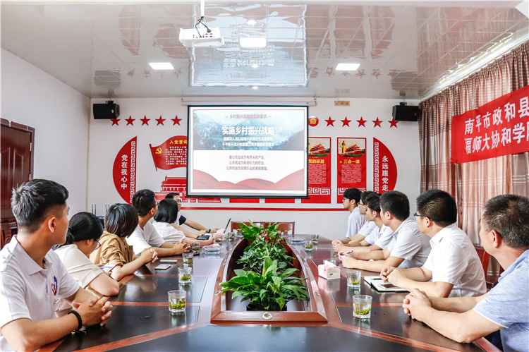 20190704实践队员聆听邱书记上党课 摄 (3).JPG