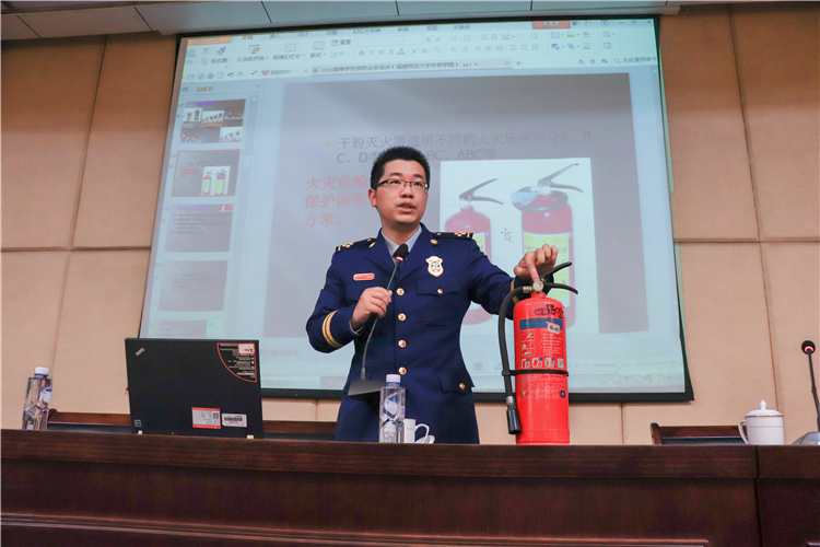 20190410消防讲座张赟指挥员讲解灭火器的使用方法 许馨月摄.jpg