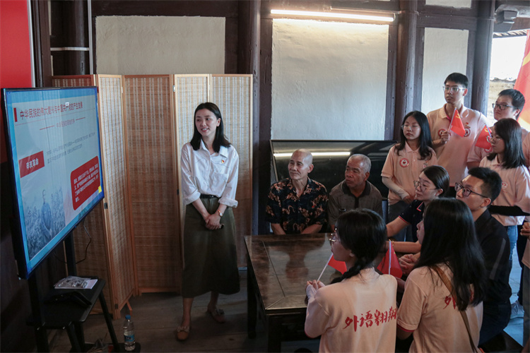 20210705外语系暑期社会实践——党史宣讲 鲁雅怡摄 (6).jpg