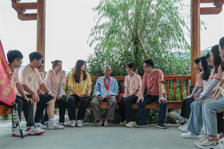 20210706 外语系暑期社会实践-慰问老党员 鲁雅怡摄 (6).jpg