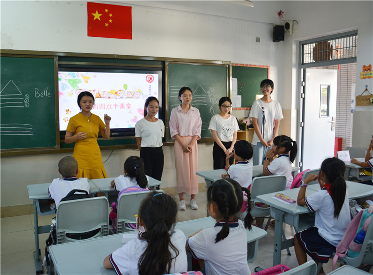 20180919外语系语言文学方向师生赴上街实验小学开展实训活动4.JPG