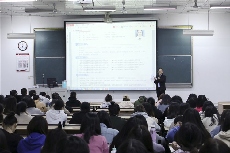 3、林志宏经理对同学们的简历进行点评.jpg