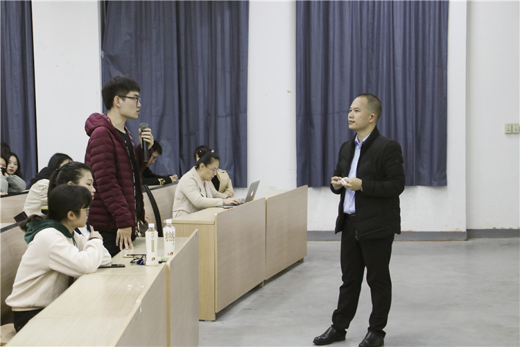 4、林志宏经理与现场的同学进行面试互动模拟.jpg