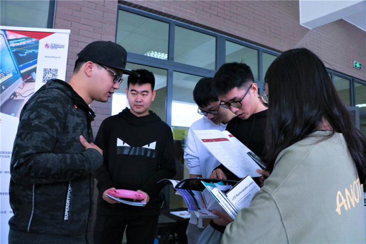 20191101国际教育学院学子正在浏览宣传册并仔细聆听国外高校负责人的讲解.png