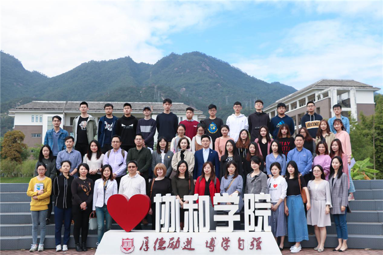 20191101 会后,所有到会参展代表在星波湖畔合影留念.png