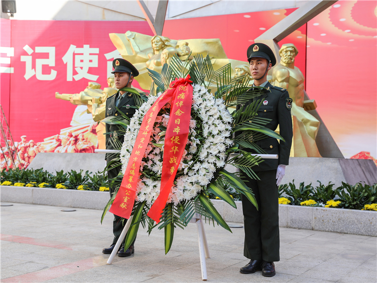 礼兵向南京大屠杀死难者敬献花篮.jpg
