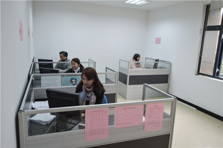 教学信息办公室常设值班人员为师生解决教学相关信息.JPG