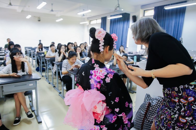 20160504协和学院学子课上穿和服 用身体感受日本文化 (1)_副本.jpg