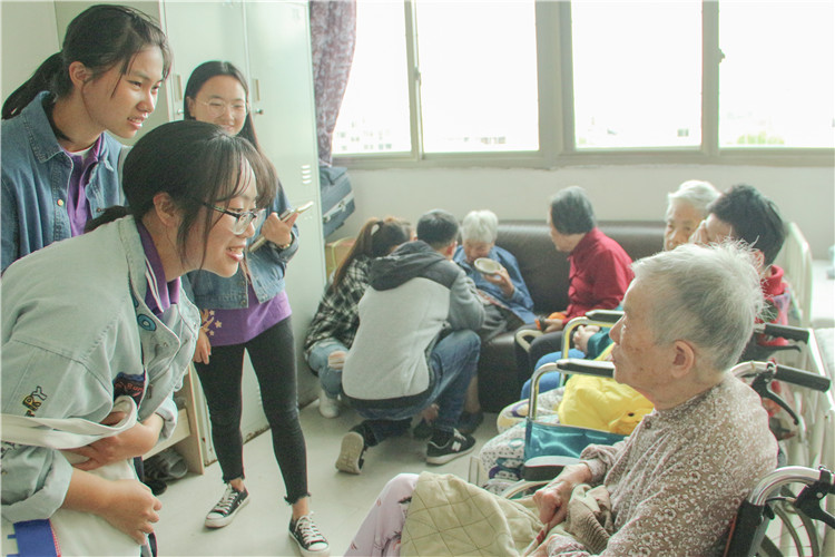 20181017 问候老奶奶的国商系同学 吴思琪摄.jpg