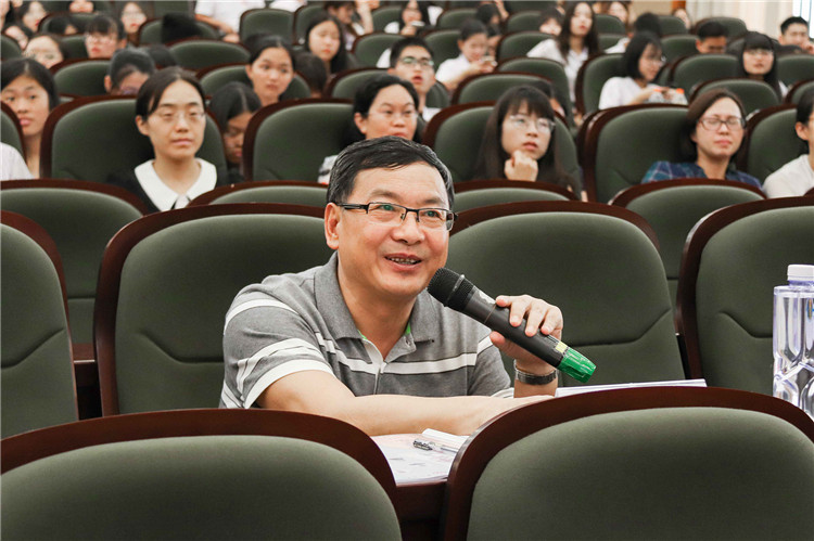 福州大学副校长黄志刚教授对选手进行点评.jpg