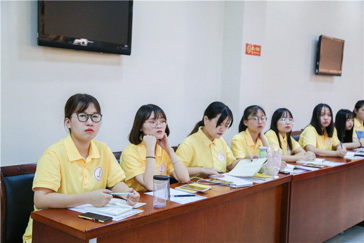 20180912 新闻宣传助导在认真倾听工作安排 林小毳摄 (2).JPG