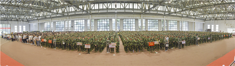 20190908 2019级新生开学典礼暨军训开训仪式全景图 林响摄.jpg