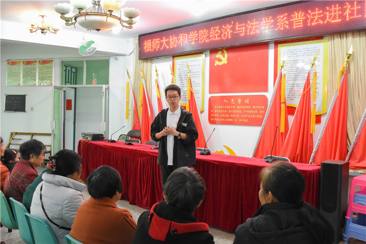 20211204 幸福平安中国梦,防范诈骗全民行 经法系的同学为居民讲如何防诈骗5 王冰艳摄_proc.jpg