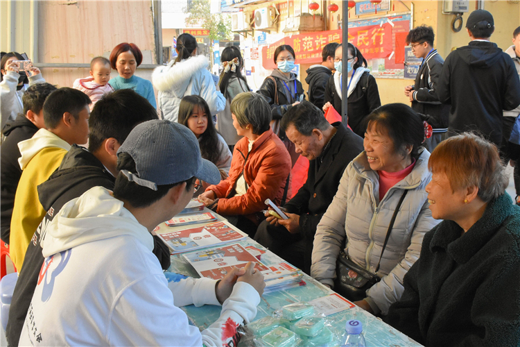 20211204 幸福平安中国梦,防范诈骗全民行 众人参与普法 王冰艳摄_proc.jpg