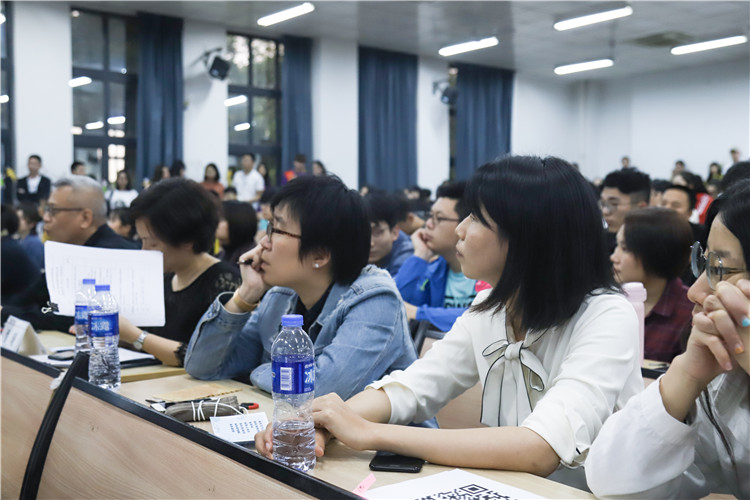 20190410 在场指导老师在认真观看同学表演 苏曼雨摄.jpg