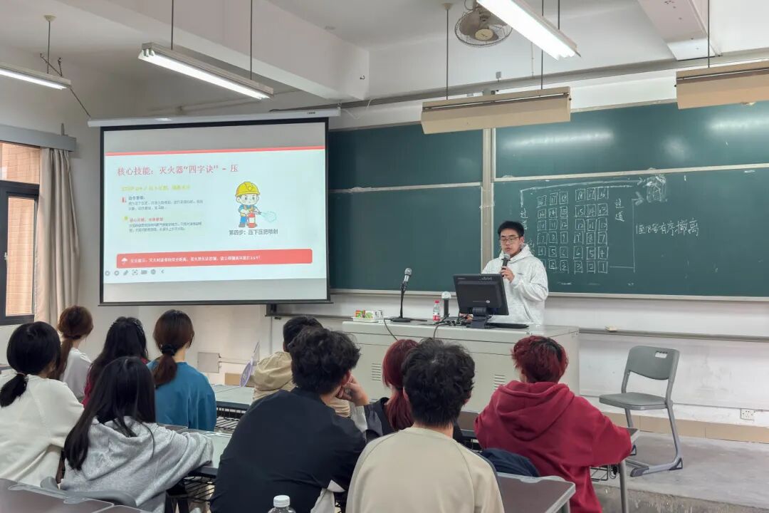 20230318 国际教育学院消防安全知识普及与应急疏散演练 周子洋(摄) (3).jpg