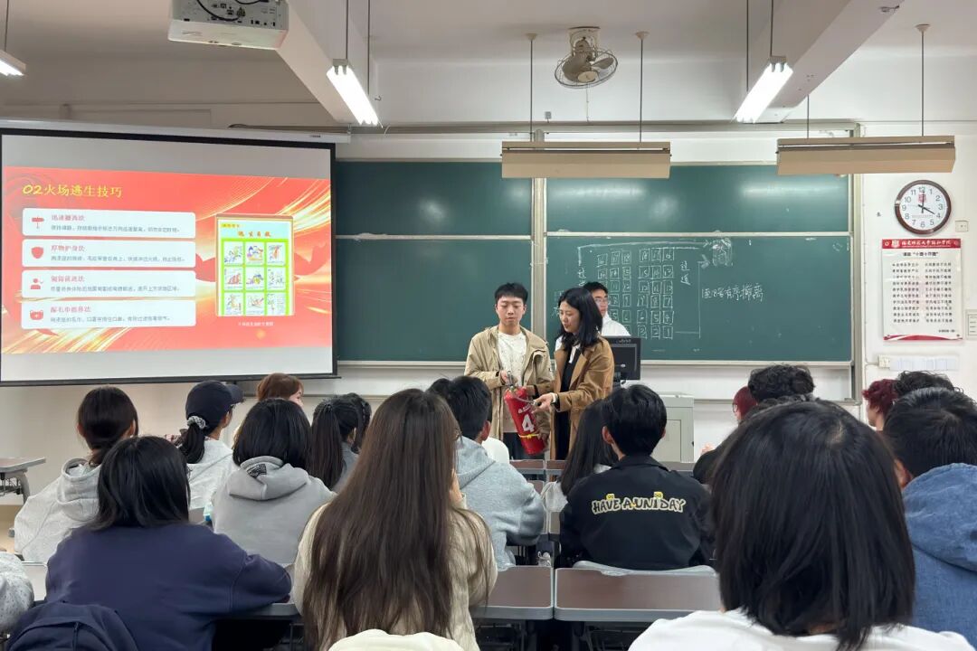 20230318 国际教育学院消防安全知识普及与应急疏散演练 周子洋(摄) (1).jpg