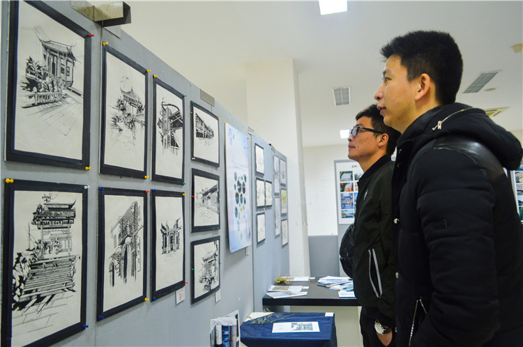 20171214 文产作品展老师们参观学生作品 郑皓芳摄 (1).JPG