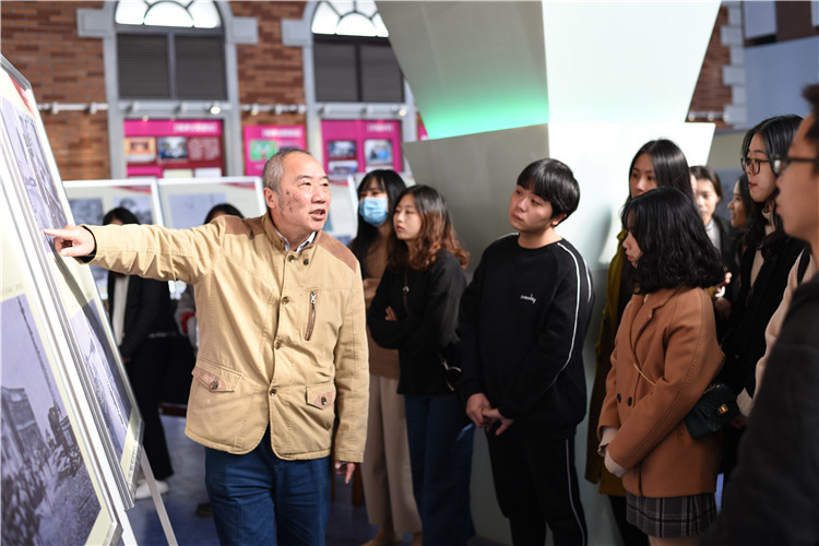 20171211 讲解老师为师生党员代表介绍福建解放历史 潘树琛 (3).JPG