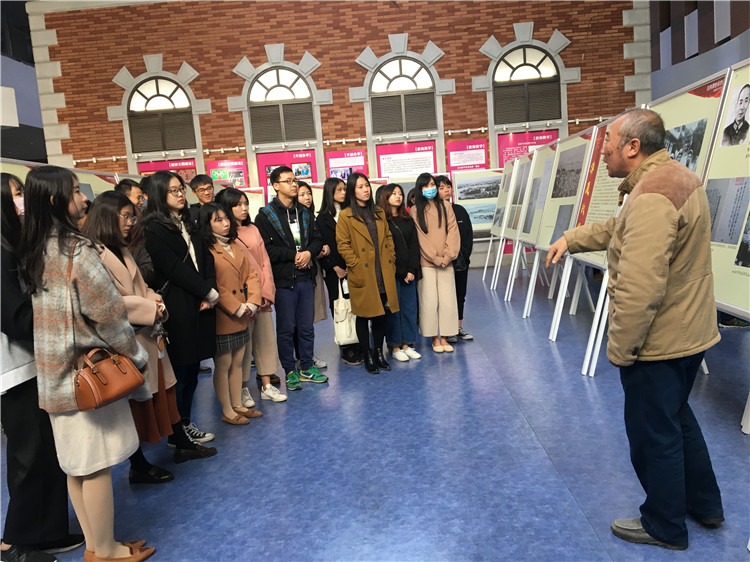 20171211 讲解老师为师生党员代表介绍福建解放历史 潘树琛 (2).jpg