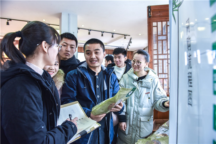 20190114经法师生聆听西浦当地村官介绍 林响 (2 - 4).jpg