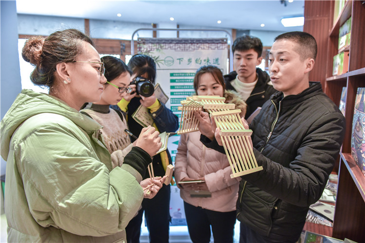 20190114经法师生聆听西浦当地村官介绍 林响 (4 - 4).jpg