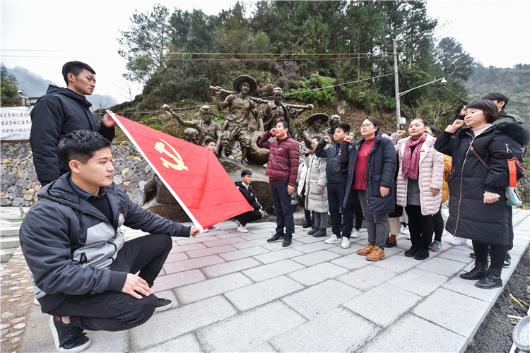 20190115 经法系党员在习近平纪念博物馆前进行宣誓 林响 (4).jpg