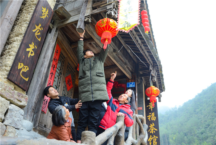 20190114经法师生帮助老王挂灯笼 陈漫 (1 - 1).jpg